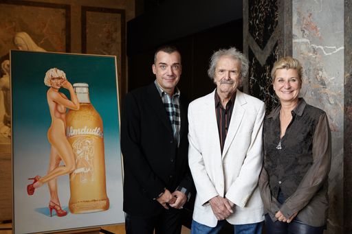 Vorschau Bild von v.l.n.r. - Thomas Klein, Mel Ramos und Michaela
Klein bei der Übergabe im Kunsthistorischen Museum im Oktober 2017