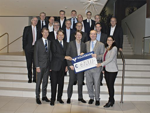 Im Bild: Generaldirektor DI Gerald Fleischmann und
Obmann des Vereins, Mag. Martin Heilinger mit Geschäftsleitern der
österreichischen Volksbanken.