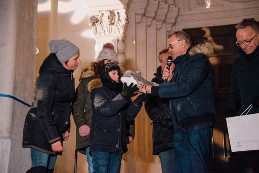 Vorschau Bild von Justin bekommt symbolisch für seine Delfin-Therapie
einen kleinen Delfin überreicht