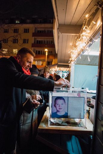 Vorschau Bild von Thomas Steinhart an der Spendenbox für Justin
