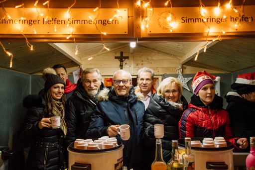 Vorschau Bild von Prominente Unterstützer für die Weihnachts-Charity
von Simmeringer helfen Simmeringern. Personen im Bild v. li.: Heni
Zanoni, Charity-Lady von Poker mit Herz Thomas Steinhart, stv.
Bezirksvorsteher von Simmering Peter Rapp, ORF-Moderatoren-Legende
Harald Troch, Abgeordneter zum Nationalrat und Obmann des Vereins
Simmeringer helfen Simmeringern Martin Lenikus, Wiener
Spitzenunternehmer Eva-Maria Hatzl, Bezirksvorsteherin a.D. in
Simmering