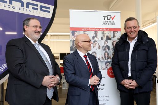 Die TÜV AUSTRIA Akademie nahm die feierliche
Übergabe von Schulungsfahrzeugen an die Heereslogistikschule zum
würdigen Anlass, um den Gästen des Festaktes die neue
Kälte-Klima-Akademie vorzustellen.