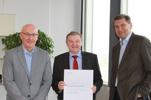 v.l.n.r.: PVA-Lehrlingsbeauftragter Ing. Franz
Wagner, Obmann Manfred Anderle und Generaldirektor Dr. Winfried
Pinggera mit der Auszeichnung als staatlich ausgezeichneter
Lehrbetrieb