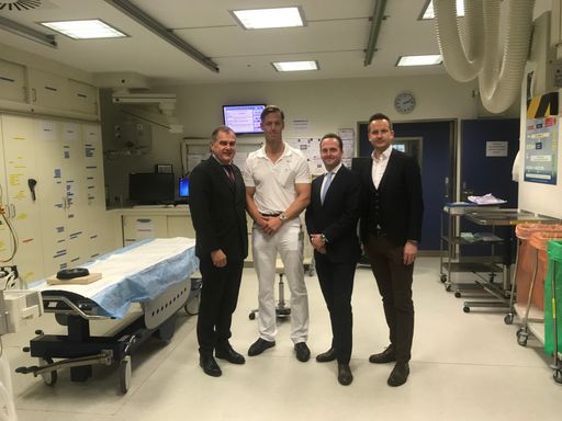 Personen (v.l.n.r.): Franz Dinhobl
(Gesundheitssprecher der ÖVP im NÖ Landtag, Stadtrat Wr. Neustadt),
Christian Fialka (Ärztlicher Leiter Traumazentrum Wien), Alexander
Bernart (Direktor AUVA-Landesstelle Wien), Mario Watz (stv.
Vorsitzender AUVA-Landesstelle Wien)