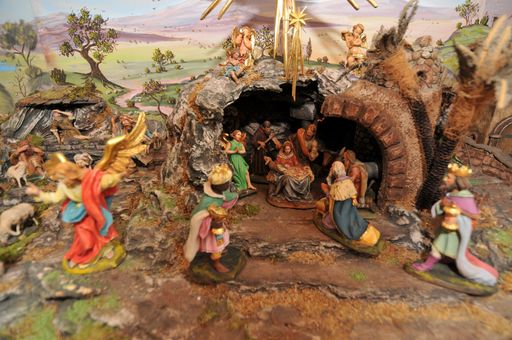  Ordensgründer Franz von Assisi gilt als Erfinder
der Weihnachtskrippe. In dieser Krippe aus dem Provinzarchiv der
Kapuziner ist er auch selbst verewigt. Auch der Esel bleibt noch
länger bei den Kapuzinern – als Maskottchen für die Beiträge der
Kapuziner im Jahr der niederösterreichischen Landesausstellung.