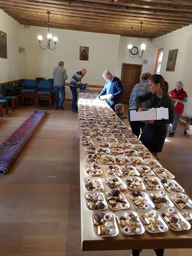 Vorschau Bild von Gemeinsam für Menschen am Rande das Herz öffnen –
das wollen Ehrenamtliche, die gemeinsam mit den Kapuzinern aus
Wiener Neustadt Kekspäckchen für die in der Justizanstalt Wiener
Neustadt lebenden Menschen vorbereitet haben.