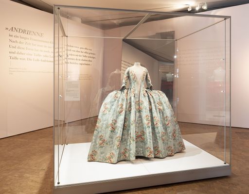 Im Jahr 2017 gelang dem Germanischen Nationalmuseum der Erwerb
eines bemerkenswerten Objekts: ein einteiliges Seidenkleid aus der
Zeit um 1760 mit zugehörigem Reifrock. Außergewöhnlich gut ist die
Farbigkeit der Seide erhalten, der hellblaue Grund mit dem farbigen
Blumendekor ist kaum verblichen - äußerst selten bei Textilien
dieses Alters. Weiterer Text über ots und
www.presseportal.de/nr/113984 / Die Verwendung dieses Bildes ist für
redaktionelle Zwecke honorarfrei. Veröffentlichung bitte unter
Quellenangabe: "obs/Congress- und Tourismus-Zentrale
Nürnberg/Germanisches Nationalmuseum"