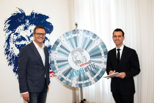 Robert F. Hartlauer mit Notar Dr. Christoph Grumböck vor
drehendem Glücksrad