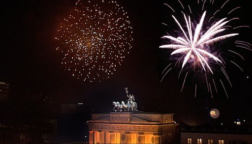 Highlights sind auch dieses Jahr die Live-Schalten ans
Brandenburger Tor in Berlin inklusive Silvester-Countdown. Weiterer
Text über ots und www.presseportal.de/nr/6605 / Die Verwendung
dieses Bildes ist für redaktionelle Zwecke honorarfrei.
Veröffentlichung bitte unter Quellenangabe: "obs/RTL II"
