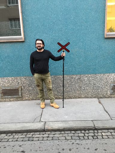  Security Mitarbeiter mit mobiler
"IWARN"-Warnleuchte