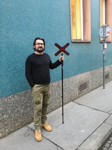 Vorschau Bild von Security Mitarbeiter mit mobiler
"IWARN"-Warnleuchte