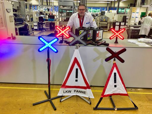 Vorschau Bild von IWARN® Erfinder Thomas Stelzl in Fabrik mit
blinkenden Mustern