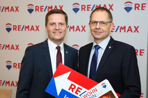 https://www.apa-fotoservice.at/galerie/17007 Im Bild vlnr:
Bernhard Reikersdorfer, MBA (Geschäftsführung RE/MAX Austria) und
Mag. Anton Nenning (Managing Director RE/MAX Austria)