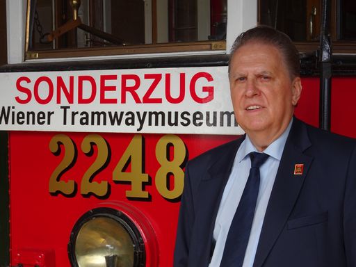  Helmut Portele vor dem restaurierten H1-Motorwagen Nr. 2248 im
Wiener Tramwaymuseum - Museumsdepot Traiskirchen
