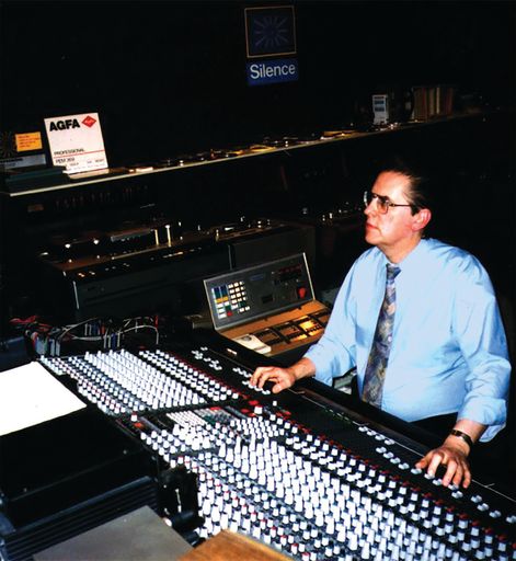 Vorschau Bild von Helmut Portele bei der Arbeit als Toningenieur in einem der
Regieräume seiner Viennasound Studios VRC