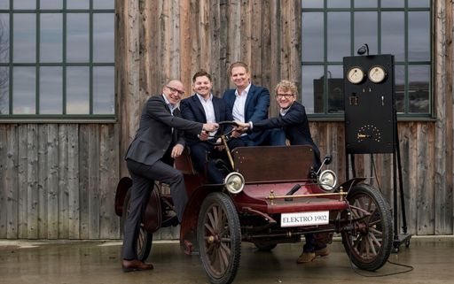  Das Management-Team von MuE Menschen und
Elektromobilität GmbH auf dem ersten Elektro-Auto von 1902.