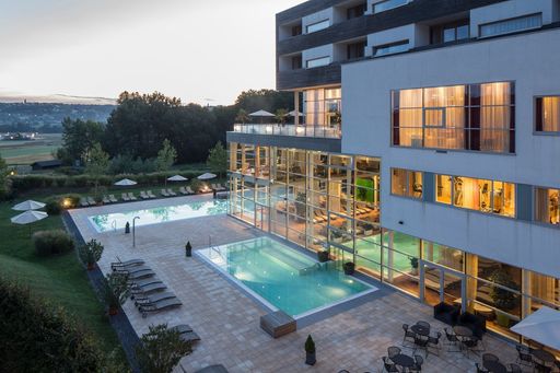  Die Thermenregion der Steiermark ist weit über die
Grenzen hinweg bekannt. Einer der Vorzeigebetriebe in dieser Region
ist das Thermen- und Golfhotel Bad Waltersdorf. Das Hotel firmiert
seit 1.1.2019 unter dem neuen Markennamen Spa Resort Styria und wird
von der VAMED Vitality World gemanagt.
