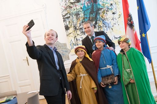 Sternsinger aus der Wiener Pfarre Alser Vorstadt
absolvierten heute ihren traditionellen Besuch im Bundesministerium
für Finanzen und überbrachten Finanzminister Hartwig Löger die
Friedensbotschaft sowie den Segen für das Jahr 2019.