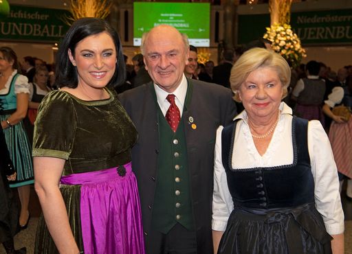  Bundesministerin Elisabeth Köstinger, Landeshauptmann a.D. Erwin
Pröll und Gattin Sissy genossen einen Ballabend in festlicher Tracht
(v.l.).