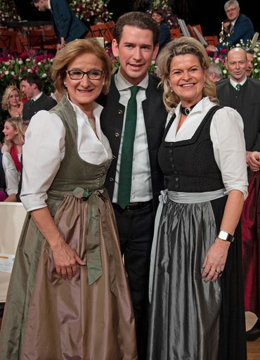 Vorschau Bild von Landeshauptfrau Johanna Mikl-Leitner, Bundeskanzler Sebastian
Kurz und NÖ Bauernbunddirektorin Klaudia Tanner (v.l.) stellten das
Miteinander von Stadt und Land am Ball in den Mittelpunkt.