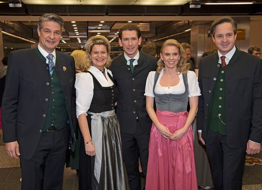 Vorschau Bild von Der 76. Nö. Bauernbundball vereinte gekonnt Tradition und
Moderne: Ballobmann Stefan Jauk, NÖ Bauernbunddirektorin Klaudia
Tanner, Bundeskanzler Sebastian Kurz und Freundin Susanne Thier
sowie Landwirtschaftskammer NÖ-Präsident Johannes Schmuckenschlager
(v.l.).