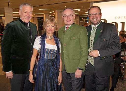 Vorschau Bild von Niederösterreich tanzte in Wien: Landesrat Martin Eichtinger mit
Gattin Kathrin, LH-Stellvertreter Stephan Pernkopf und
VPNÖ-Landesgeschäftsführer Bernhard Ebner (v.l.).