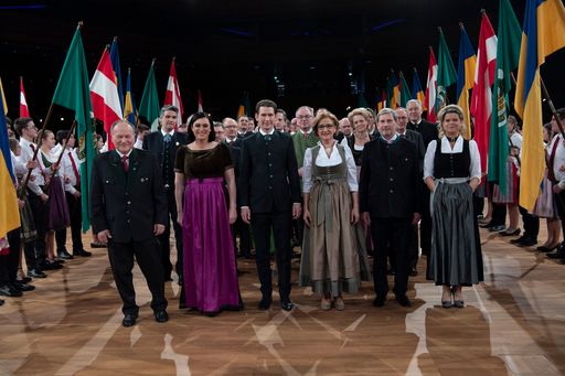 Vorschau Bild von Stimmungsvoller Einzug der Ehrengäste: NÖ Bauernbundobmann
Hermann Schultes, Bundesministerin Elisabeth Köstinger,
Bundeskanzler Sebastian Kurz, Landeshauptfrau Johanna Mikl-Leitner,
EU-Kommissar Johannes Hahn und NÖ Bauernbunddirektorin Klaudia
Tanner (v.l.n.r.).