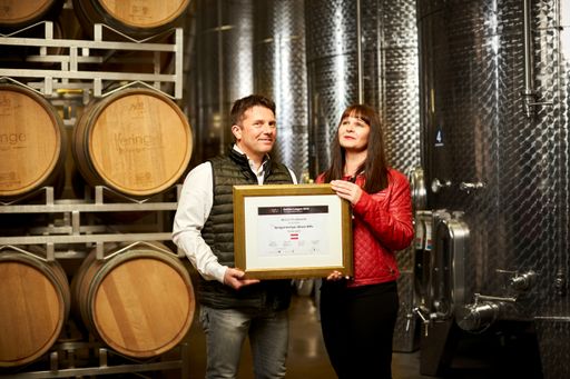  Robert und Marietta Keringer mit der Siegesurkunde
im Fass und Tankkeller. Robert und Marietta Keringer sind zum 5 Mal
Golden League Sieger.