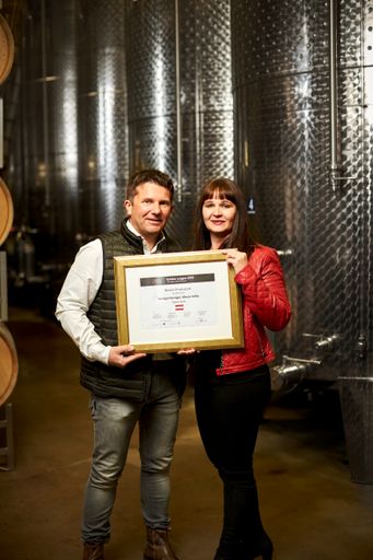 Vorschau Bild von Robert und Marietta Keringer mit der Siegesurkunde
im Fass und Tanklager. Robert und Marietta Keringer sind zum 5 Mal
Golden League Sieger.