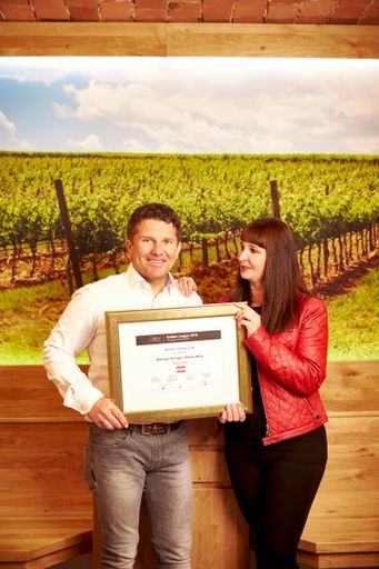 Vorschau Bild von Robert und Marietta Keringe mit der Siegesurkunde
im Verkaufsbereich. Robert und Marietta Keringer sind zum 5 Mal
Golden League Sieger.