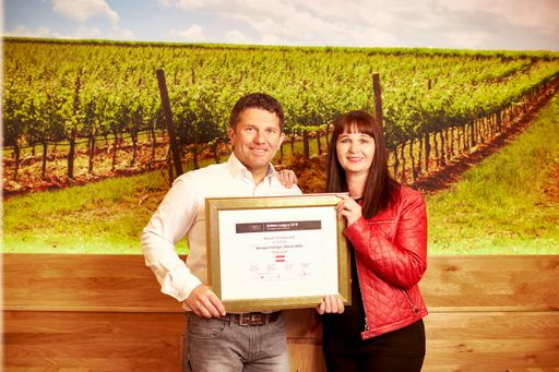 Vorschau Bild von Marietta und Ing. Robert Keringer mit der
Siegesurkunde im Verkostbereich. Robert und Marietta Keringer sind
zum 5 Mal Golden League Sieger.