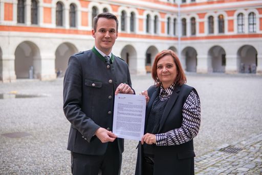  Stefan Hermann und Claudia Klimt-Weithaler bei der
Pressekonferenz.