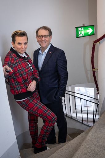Vorschau Bild von Künstlerin Deborah Sengl mit MQ Direktor Christian
Strasser