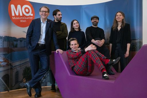 Vorschau Bild von Im Bild v.l.n.r.: MQ Direktor Christian Strasser,
Künstler und Kurator Bogomir Doringer, Co-Kuratorin Liesa Takagi,
Kurator Marcello Farabegoli, künstlerische Leitung frei_raum Q21
exhibition space Elisabeth Hajek, Künstlerin Deborah Sengl