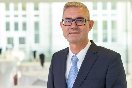  Peter Giffinger, derzeit Managing Director und
Vorsitzender der Geschäftsführung bei Saint-Gobain RIGIPS Austria,
Saint-Gobain ISOVER Austria und Saint-Gobain Weber Terranova, die
Funktion des CEO für Österreich.