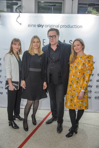 Vorschau Bild von Christine Scheil, Geschäftsführerin von Sky
Österreich mit Darstellern von "Der Pass"