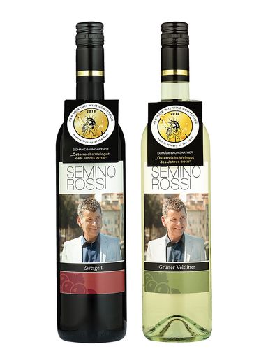 Vorschau Bild von Bei der Lagerung auf der Feinhefe im Inneren der
Tanks wurden die beiden Weine der Domäne Baumgartner nach einem
speziellen Verfahren mit einem Medley von Semino Rossis Liedern
beschallt. Der Grüne Veltliner und der Blaue Zweigelt aus dieser
besonderen Kooperation wurden vor einigen Tagen bei der Semino Rossi
Christmas Gala im Magna Racino in Ebreichsdorf erstmals einem
begeisterten Publikum präsentiert und werden in Kürze im Handel
erhältlich sein.