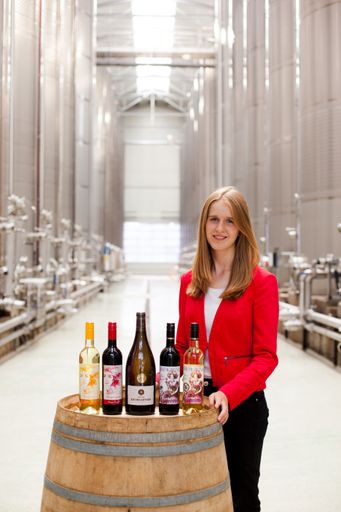 Vorschau Bild von Katharina Baumgartner hat trotz ihrer Jugend für
ihre „musikalischen“ Weine schon zahlreiche Goldmedaillen bei
internationalen Weinwettbewerben, unter anderem auch den Titel
»Austrian winery of the year 2018« bei der New York International
Wine Competition erhalten. Bei dem `Batonnage en musique` genannten
Verfahren bewirken die Frequenzen der Musik einen sehr intensiven,
gleichmäßigen Hefekontakt und führen zu besonders vollmundigen und
eleganten Weinen, die den Charakter der verwendeten Musiktitel
wiedergeben.