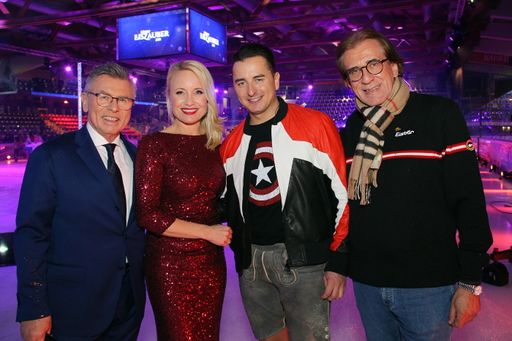 Umjubelter Star des 31. LINZER EISZAUBERS
Volks-Rock-'n'-Roller Andreas Gabalier gemeinsam mit ORF
Oberösterreich-Landesdirektor Kurt Rammerstorfer den Moderatoren
Jutta Mocuba und Reinhard Waldenberger.