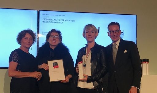 ICONIC AWARDS 2019: Innovative Interior / AXOR MyEdition mit der
'Best of Best' Auszeichnung geehrt: Für die Jubiläumskollektion der
Marke nahmen Astrid Bachmann, stellvertretende Pressesprecherin der
Hansgrohe Group, und Silvia Olp,Director of Communications Phoenix
Design, den begehrten Preis bei der offiziellen Eröffnungsfeier der
Messe entgegen. Weiterer Text über ots und
www.presseportal.de/nr/60793 / Die Verwendung dieses Bildes ist für
redaktionelle Zwecke honorarfrei. Veröffentlichung bitte unter
Quellenangabe: "obs/Hansgrohe SE/Rat für Formgebung"