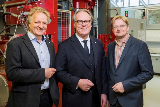 Vorschau Bild von Das Rektorat der FH Salzburg (v.l.n.r.):
Vize-Rektor FH-Prof. Dipl.-Volksw. Dipl.-Soz. Oec Dr. Roald Steiner,
FH-Rektor Prof. Mag. Dr. Gerhard Blechinger, Vize-Rektor FH-Prof.
Mag. Dr. Günther Grall.