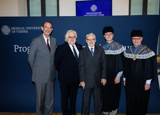  Die Medizinische Universität Wien hat im Rahmen
einer feierlichen Zeremonie Erhard Busek und Hubert Pehamberger zu
Ehrensenatoren und Ernst Singer und Ingwald Strasser zu Ehrenbürgern
ernannt. Die vier Ausgezeichneten wurden damit für besondere
Verdienste um die Universität gewürdigt.