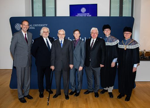 Vorschau Bild von Die Medizinische Universität Wien hat im Rahmen
einer feierlichen Zeremonie Erhard Busek und Hubert Pehamberger zu
Ehrensenatoren und Ernst Singer und Ingwald Strasser zu Ehrenbürgern
ernannt. Die vier Ausgezeichneten wurden damit für besondere
Verdienste um die Universität gewürdigt.