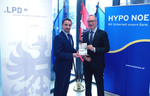 Brigadier Omar Haijawi-Pirchner, Leiter des
Landeskriminalamtes NÖ, und HYPO NOE Vorstand Wolfgang Viehauser bei
der Pressekonferenz "Sicherheit für Ihr Zuhause" in der HYPO NOE
Zentrale in St. Pölten.