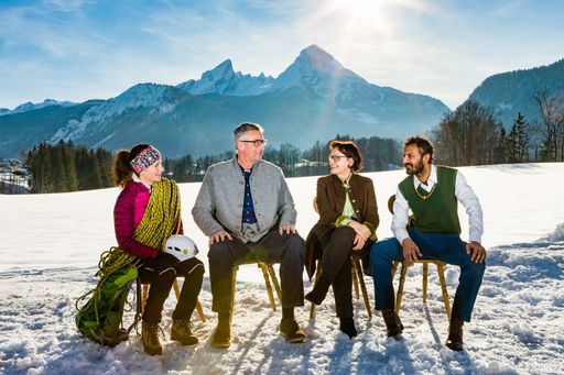 Bühne frei - für die Welttourismuskonferenz im Berchtesgadener
Land / Tagungsinhalte passen perfekt zur Markenstrategie / Das
Berchtesgadener Land steht für nachhaltigen Tourismus und ist damit
Bühne für die Welttourismuskonferenz von 2. bis 5. März 2019. Auf
den internationalen Ideenaustausch freuen sich die Geschäftsführer
der Berchtesgadener Land Tourismus GmbH Dr. Brigitte Schlögl (Mitte
rechts) und Peter Nagel (Mitte links) mit dem nepalesischen
Touristiker Ajit Laxman Dhakal (rechts) und der Bergsteigerin
Stefanie Nowak. Fotocredit: BGLT/Grainer. Abdruck honorarfrei!
Belege erbeten an presse@bglt.de. Weiterer Text über ots und
www.presseportal.de/nr/129477 /