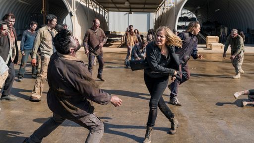 Vorschau Bild von Madison Clark (Kim Dickens) muss sich in den neuen Folgen von
"Fear The Walking Dead" durchschlagen. Als Mutter von Nick und
Alycia verteidigt sie ihre Kinder bis auf's Blut. Ob sie die beiden
vor den lauernden Gefahren schützen kann? "Fear The Walking Dead" ab
7.2., immer donnerstag, ab 23:15 Uhr in Doppelfolgen bei RTL II.
Photo Credit: Michael Desmond/AMC. Weiterer Text über ots und
www.presseportal.de/nr/6605 / Die Verwendung dieses Bildes ist für
redaktionelle Zwecke honorarfrei. Veröffentlichung bitte unter
Quellenangabe: "obs/RTL II/Michael Desmond/AMC"