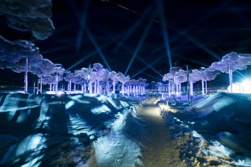  Das mehrfach preisgekrönte Lichtfestival in den
Swarovski Kristallwelten in Wattens bietet eine einzigartige
Symbiose aus Licht und Klang.