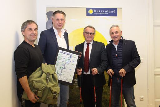 Foto v.l.n.r.: Mag. Günter Mussnig (CEO Trail
Angels GmbH), Tourismuslandesrat MMag. Alexander Petschnig,
Landeshauptmann Hans Niessl und Burgenland Tourismus-Geschäftsführer
Hannes Anton bei der heutigen Präsentation des 1. buchbaren
Weitwanderweges „Bernstein Trail“ im Burgenland.