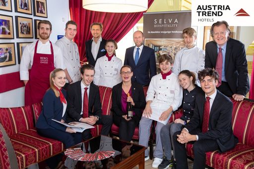 Vorschau Bild von Noch sitzen sie alle gemütlich beisammen in der
wunderbaren dTH–SELVA–SAVOYEN–LOUNGE an der Bergheidengasse: einige
dTH–Mitarbeiterinnen und Mitarbeiter, einige dTH–Hotelmanager,
Direktorin Mag. Anita Petschning, Projektleiter Mag. Helmut
Kuchernig-Hoffmann, die Sponsoren Wolfgang Grascher von SELVA
Hospitality (DANKE für die wunderbare Lounge!) und Dir. Martin
Pfeifer vom Austria Trend Hotel Savoyen Vienna (DANKE für das
wunderbare 4*superior –Haus als Veranstaltungsort!)