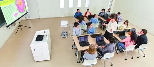 Vorschau Bild von Die kabellose Ein-Klick-Verbindung oder die Moderatorfunktion der
neuen Projektoren ermöglichen ein stressfreies digitales
Unterrichten. Weiterer Text über ots und
www.presseportal.de/nr/43269 / Die Verwendung dieses Bildes ist für
redaktionelle Zwecke honorarfrei. Veröffentlichung bitte unter
Quellenangabe: "obs/CASIO Europe GmbH"